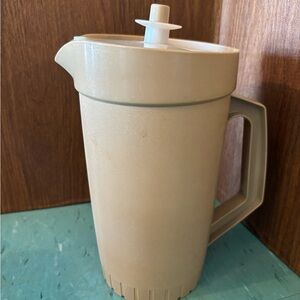 Vintage Tupperware juice jug beige harvest tan 2 quart